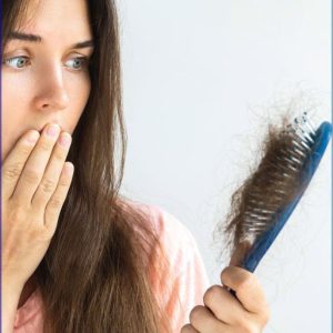 “Ilustrasi rambut rontok pada sisir” / “Perawatan rambut rontok di salon”