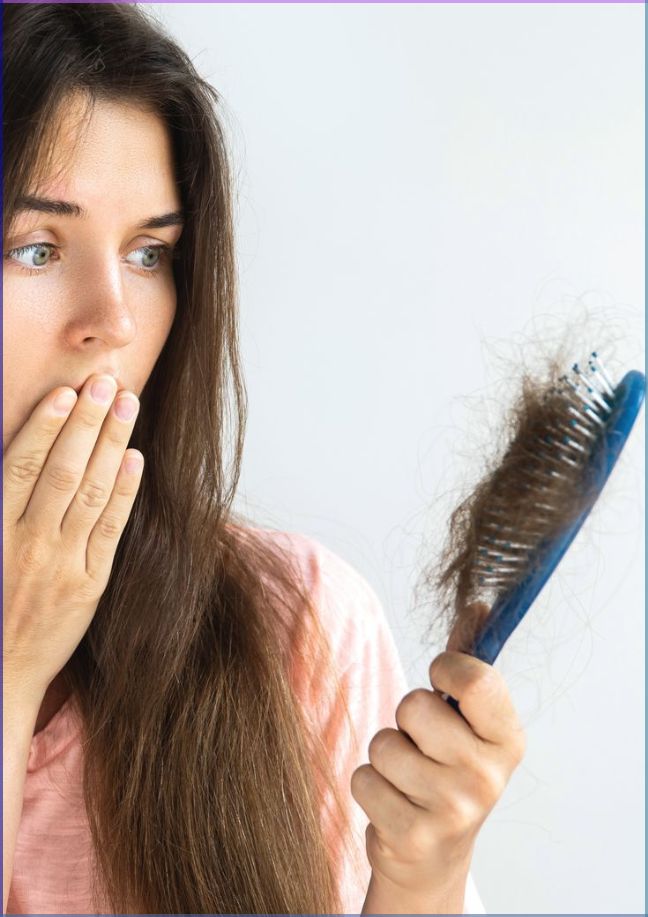 “Ilustrasi rambut rontok pada sisir” / “Perawatan rambut rontok di salon”