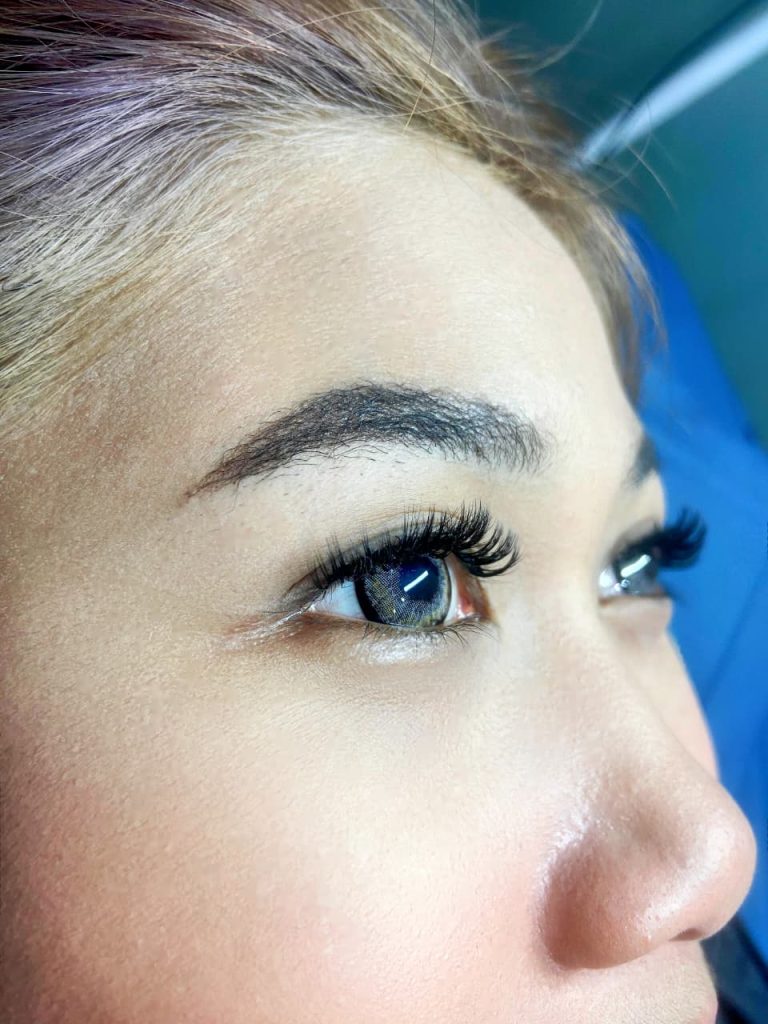 “Proses pemasangan eyelash extension di salon”
